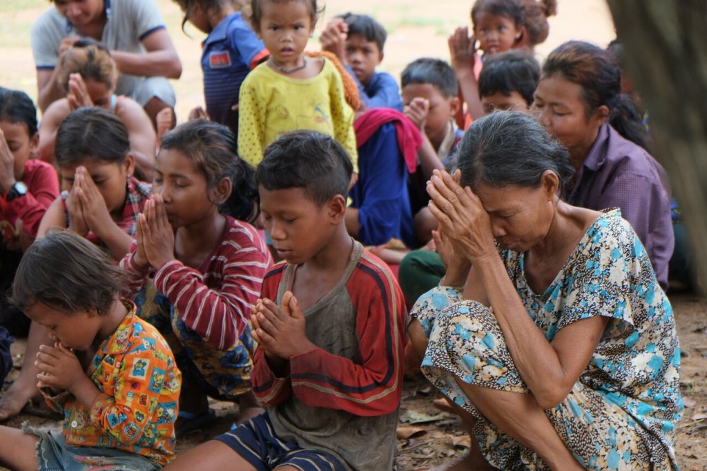 Kinder in Kambodscha beim Gebet
