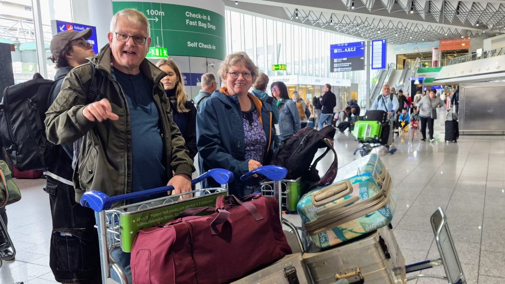 Joachim und Marlen am Frankfurter Flughafen mit Gepäck