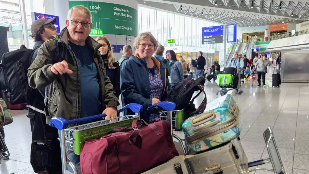 Joachim und Marlen am Frankfurter Flughafen mit Gepäck