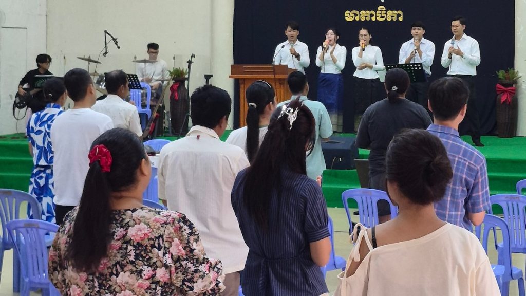 Der Gottesdienst startet mit Liedern