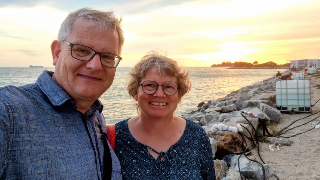 Joachim und Marlen am Meer in Malaysia