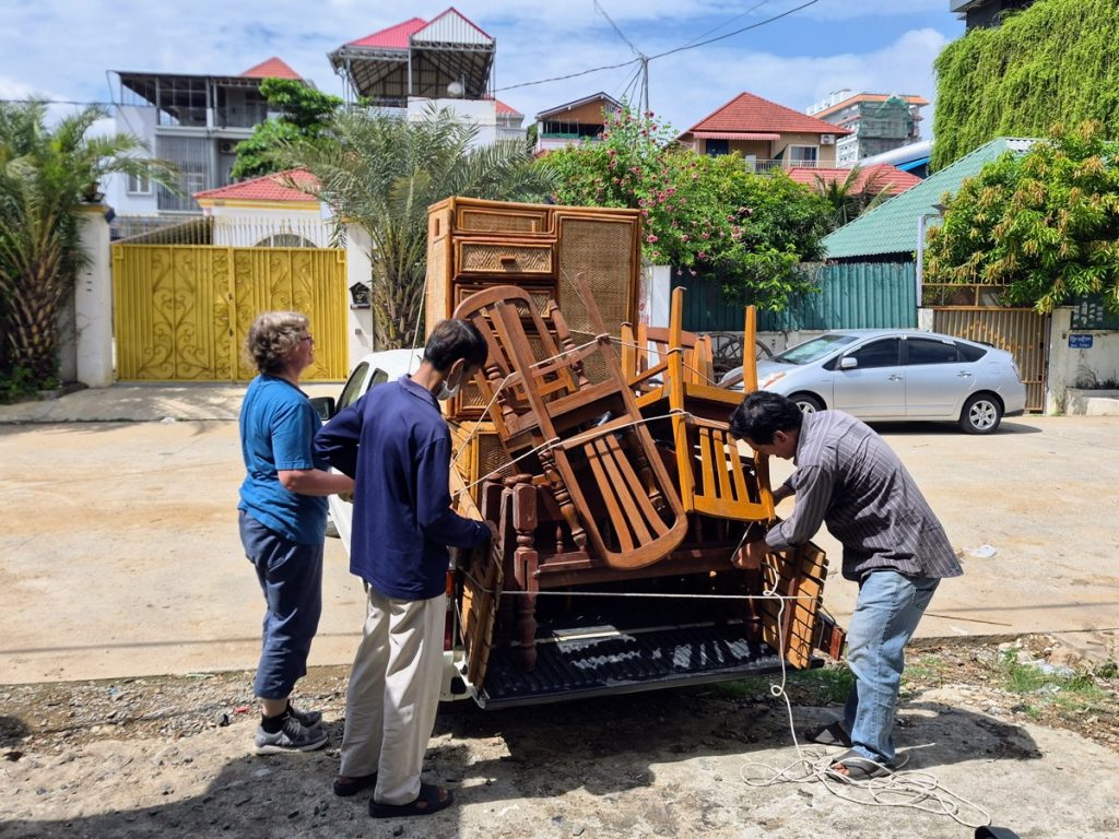 Möbel auf Pick-Up Transporter vor dem OMF Möbellager