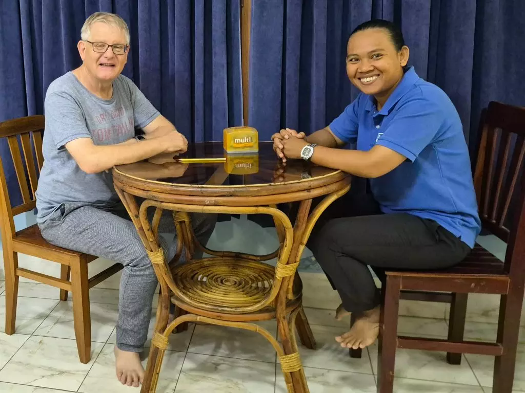 Joachim und seine Khmer-Lehrerin
