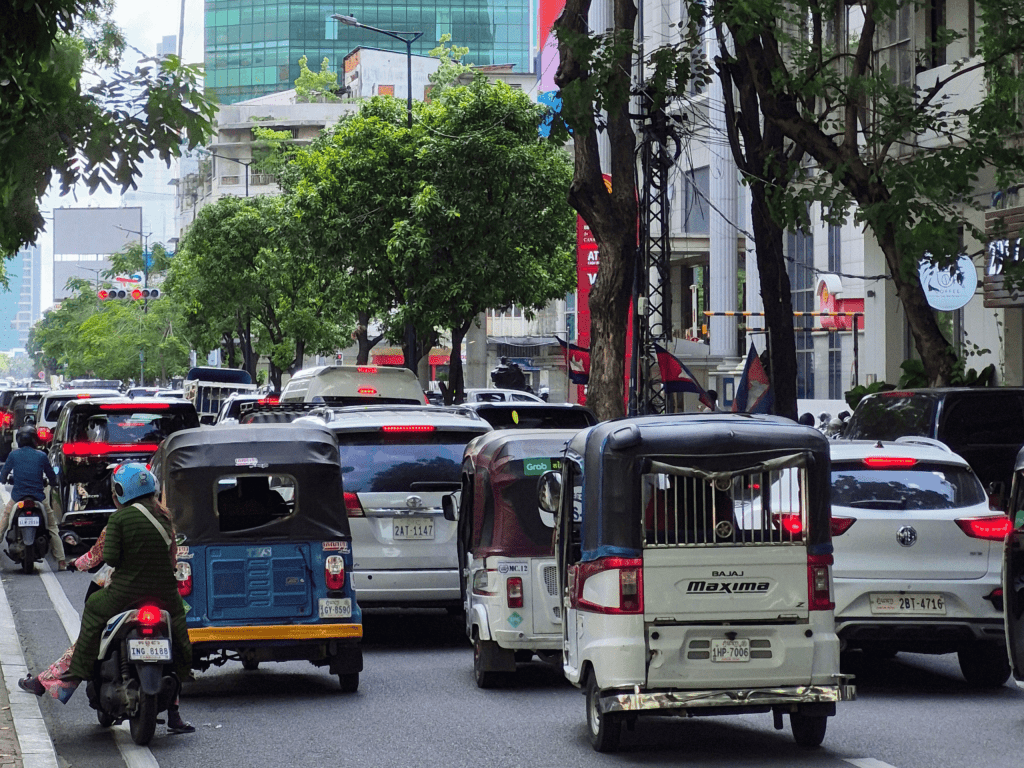 Viel Verkehr und Abgase auf Phnom Penhs Straßen